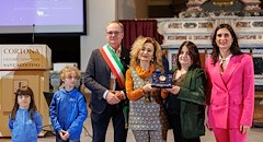Catia Mosconi e a Lucia Baldoni, presidente del Comitato per Francesco Felici ricevono il Lampadario Etrusco dal sindaco Luciano Meoni e dall'assessore allo Sport Silvia Spensierati